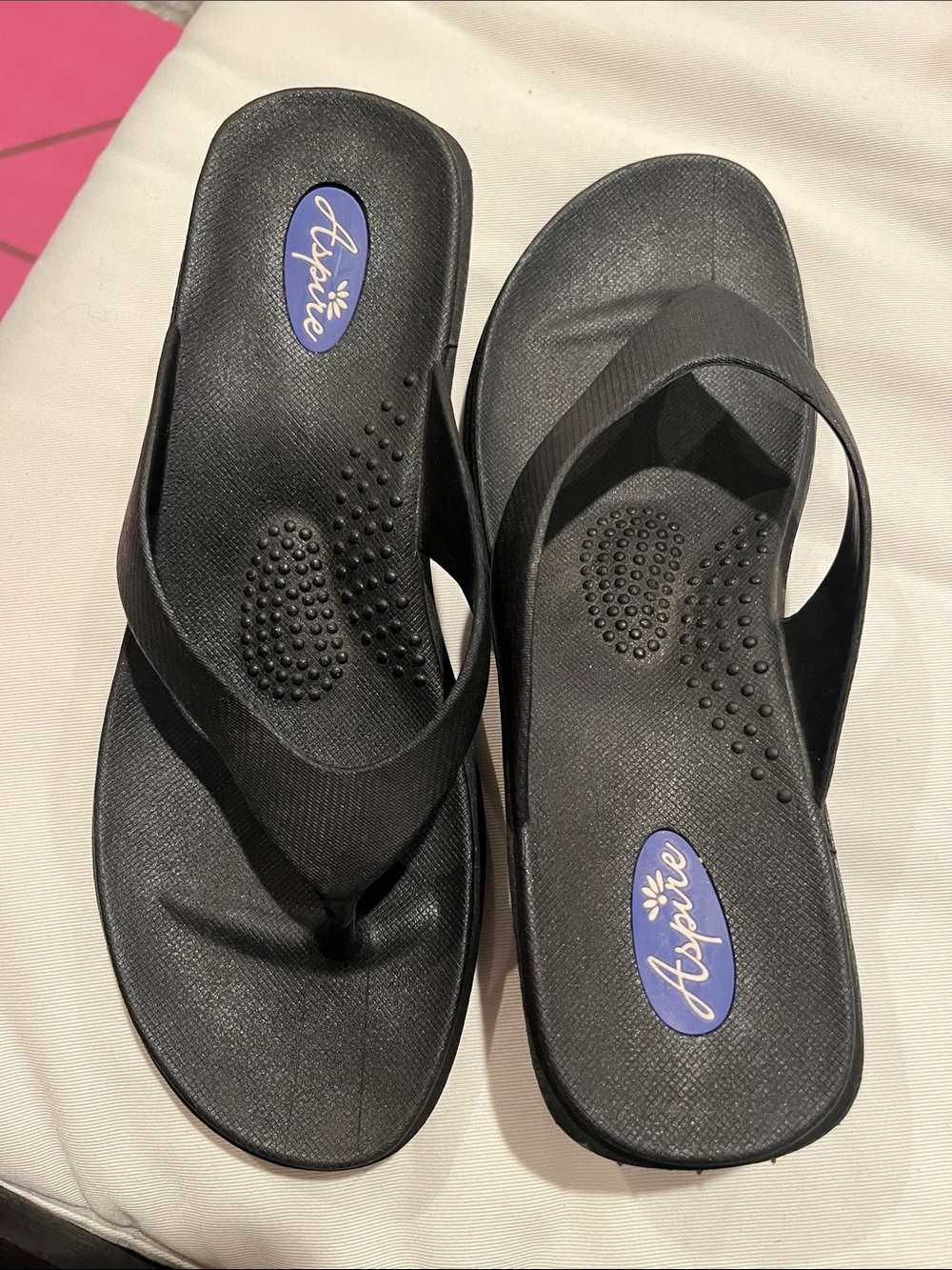 Aspire Black Women's Cushioned Thong Sandals size M/L - Picture 6 of 6